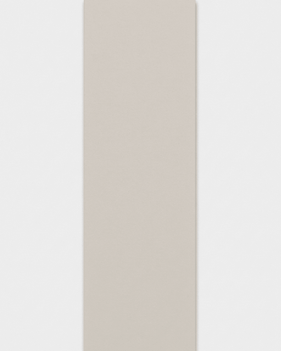 Le mani arrotolano un tappetino beige, preparandosi alla posa di un pannello acustico WoodUpp Akupanel con finitura Soft Linen, da 240 cm.